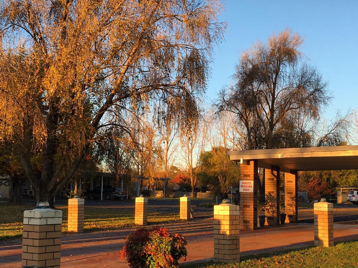 Guyra Motor Inn Bagian luar foto